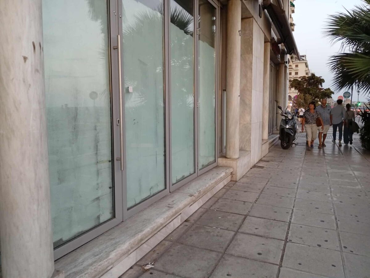 Λουκέτα στη Λεωφόρο Νίκης: Τα μεγάλα μαγαζιά «σπάνε» σε μικρότερα για να νοικιαστούν