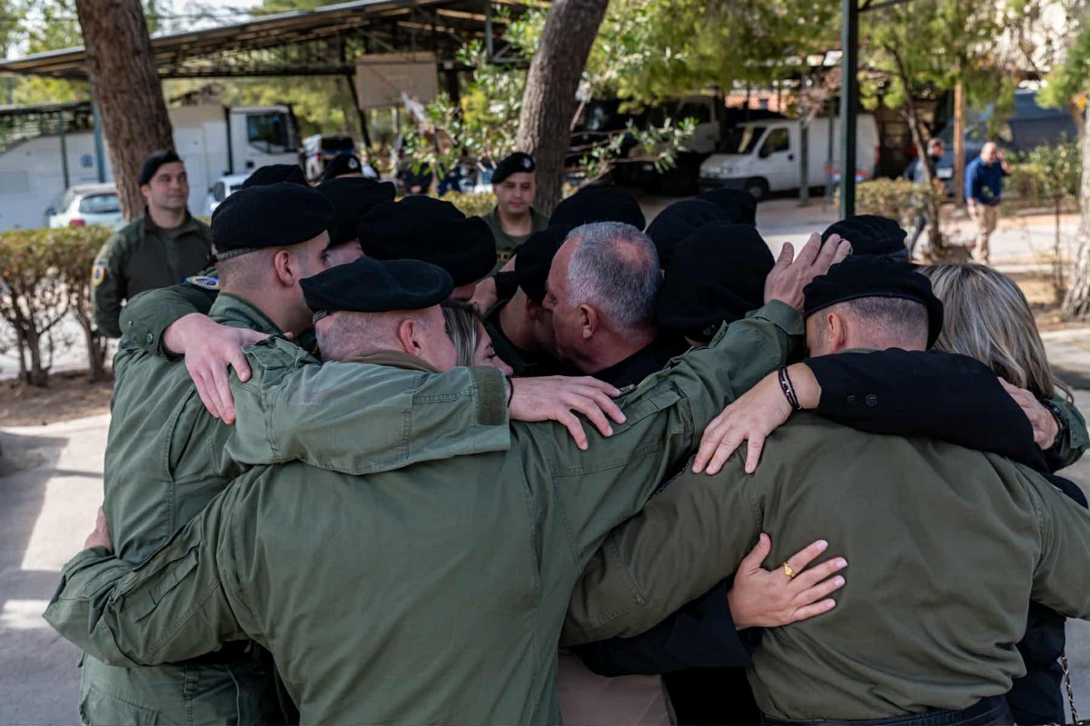 Ρίγη συγκίνησης τη στιγμή που οι γονείς του αδικοχαμένου Λυγγερίδη «χάνονται» στην αγκαλιά της διμοιρίας του (ΦΩΤΟ)