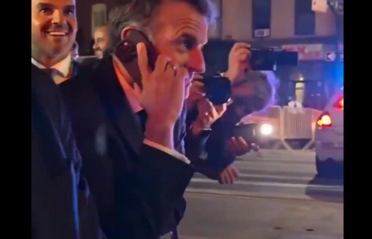 Σταμάτησαν τον Μακρόν στον δρόμο για να περάσει η αυτοκινητοπομπή του Τραμπ (VIDEO)