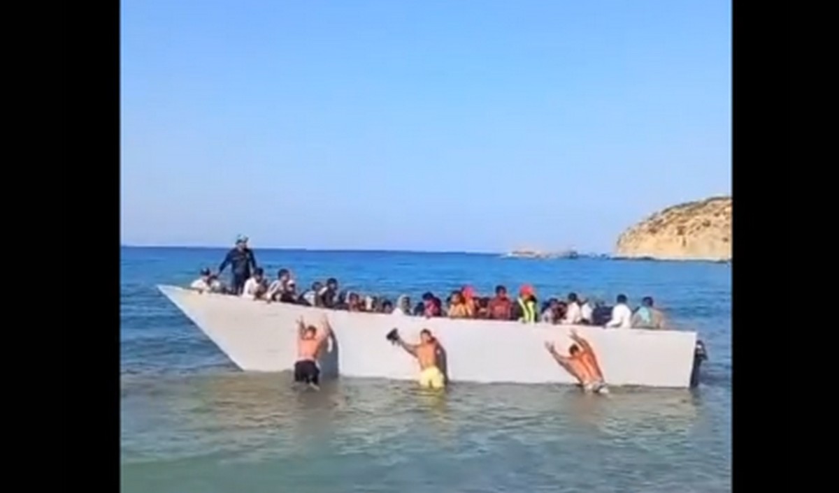 Γαύδος: Λουόμενοι διώχνουν μετανάστες που φτάνουν με βάρκα (VIDEO)