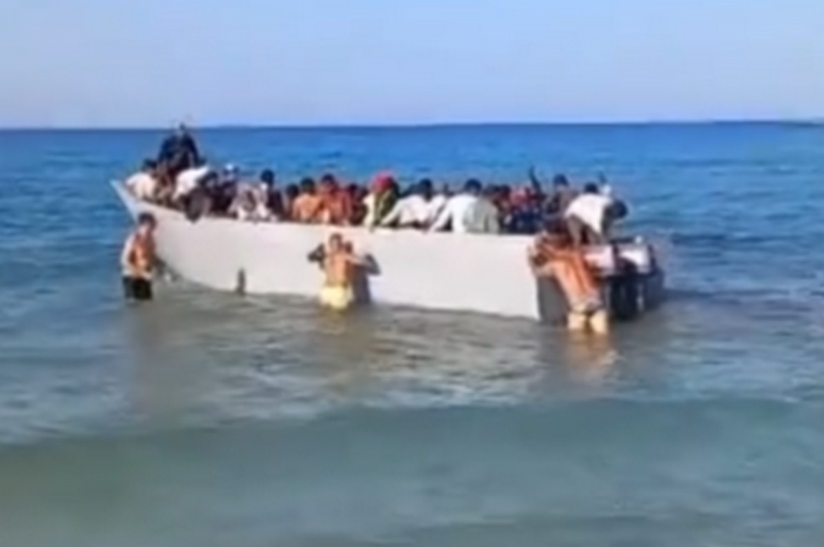 Γαύδος: Τι συνέβη τελικά με τη βάρκα με μετανάστες – Η μαρτυρία λουόμενου (VIDEO)