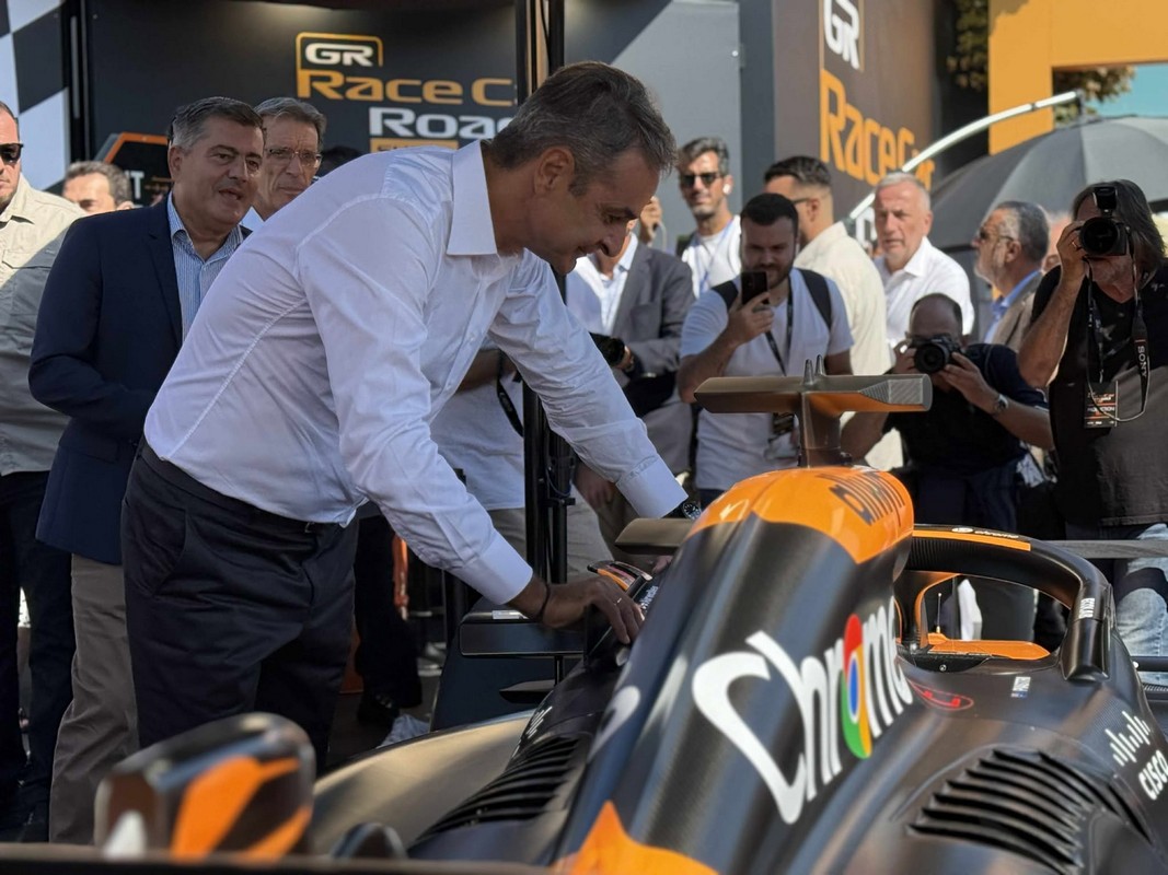 Βόλτα Μητσοτάκη στη ΔΕΘ: Τα εύσημα στους υπουργούς και η έμφαση σε Ανάπτυξη και Τεχνητή Νοημοσύνη (ΦΩΤΟ+VIDEO)