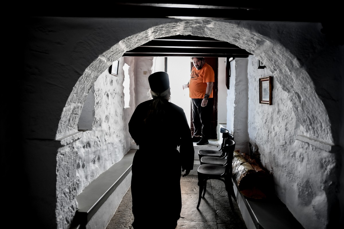 Χειροπέδες σε ηγούμενο στα Καλάβρυτα: Θα πουλούσε Ευαγγέλιο του 1.700μ.Χ. για 200.000€ (VIDEO)