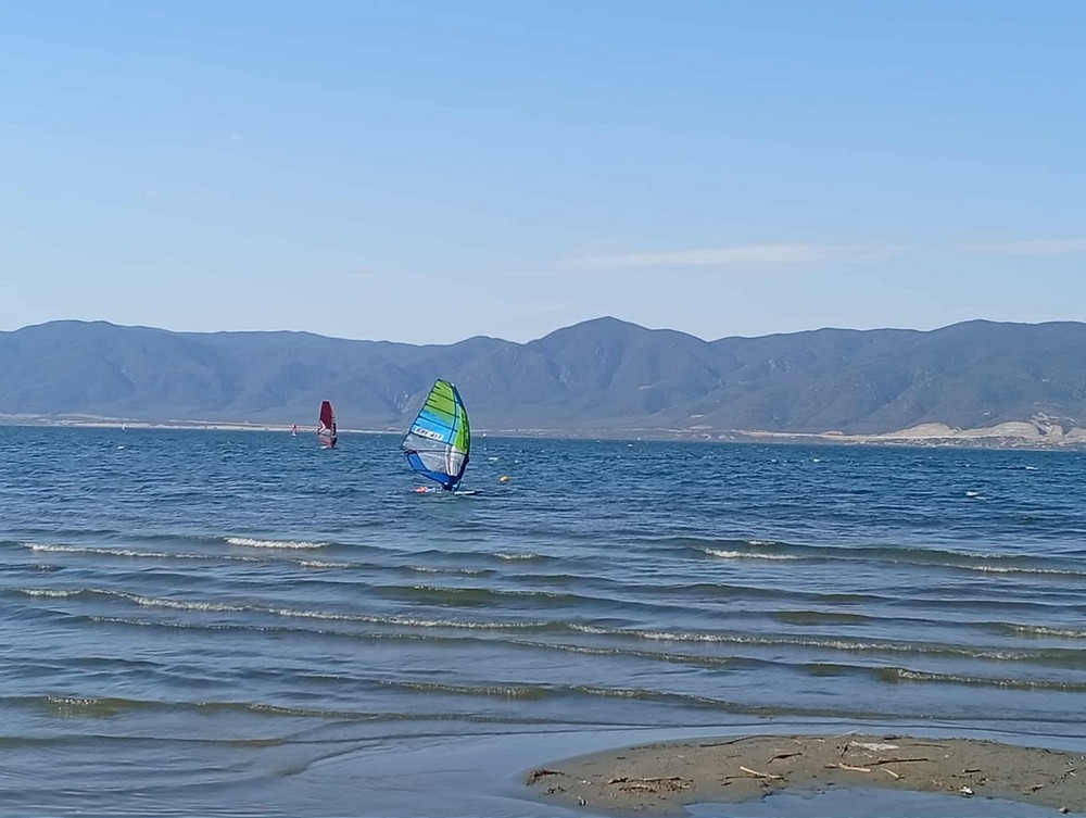 Βόλβη: Ο «παράδεισος» του σερφ μία «ανάσα» από τη Θεσσαλονίκη (ΦΩΤΟ-VIDEO)