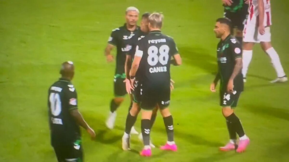 Απίστευτο σκηνικό: Χαστούκισε συμπαίκτη του και αποβλήθηκε (VIDEO)