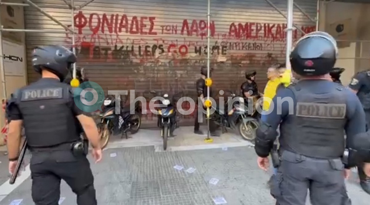 Θεσσαλονίκη: Πέταξαν τρικάκια υπέρ της Παλαιστίνης στο προξενείο των ΗΠΑ – Πέντε προσαγωγές (VIDEO)