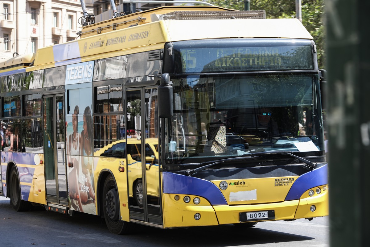 Πειραιάς: Άγνωστοι ξυλοκόπησαν οδηγό τρόλεϊ (VIDEO)