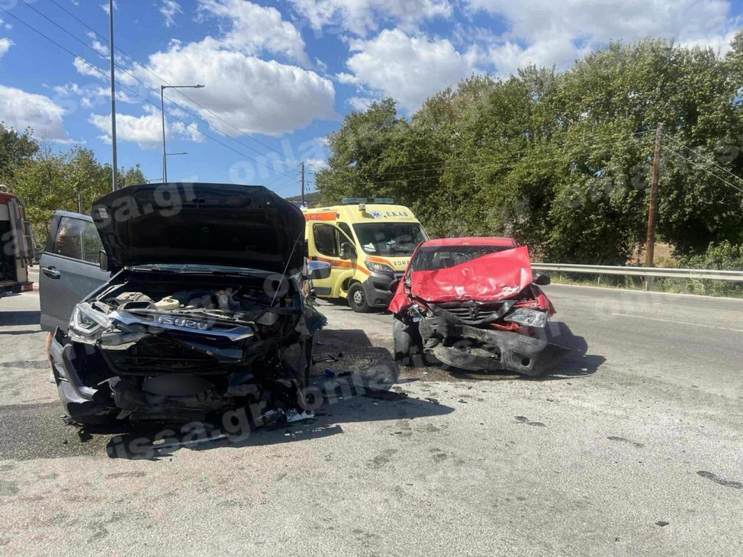 Τραγωδία στην Λάρισα: Ένας νεκρός και τρεις τραυματίες σε τροχαίο (ΦΩΤΟ)