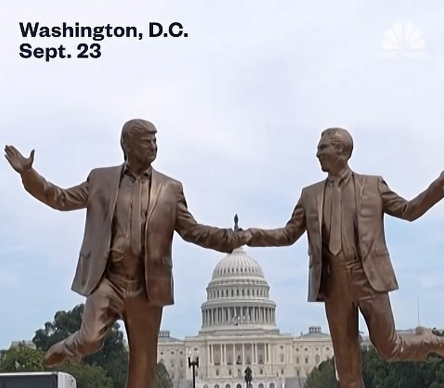 Άγαλμα με τους Τραμπ – Έπσταϊν να κρατιούνται χέρι χέρι «ξεπροβάλλει» έξω από τον Λευκό Οίκο (VIDEO)