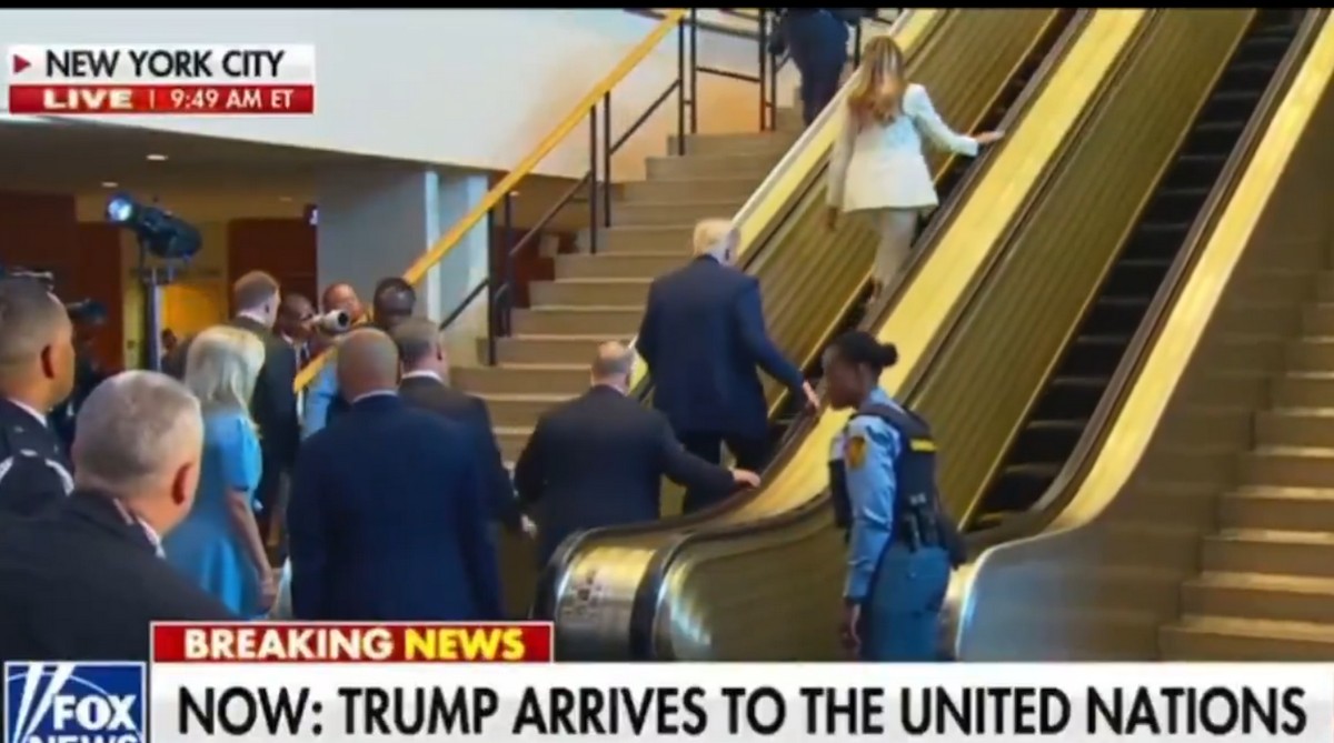 Ζητούν απολύσεις για τη βλάβη στις κυλιόμενες την ώρα που ανέβαινε ο Τραμπ (VIDEO)