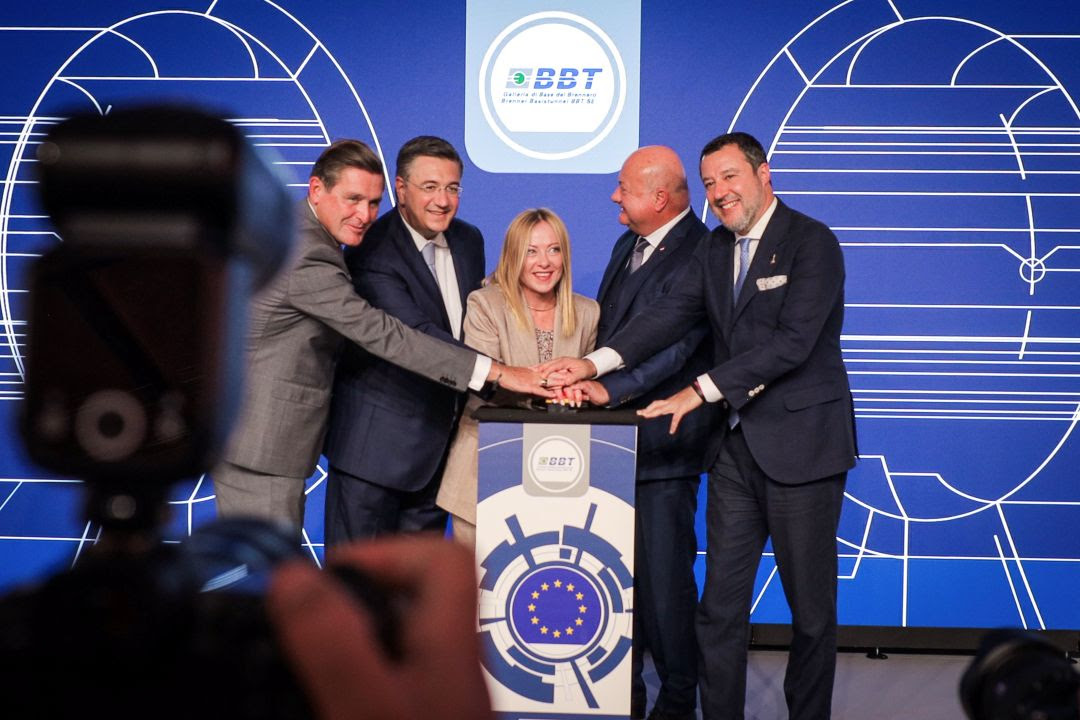 Στην τελετή διάνοιξης της μεγαλύτερης σιδηροδρομικής σήραγγας στον κόσμο ο Απόστολος Τζιτζικώστας (ΦΩΤΟ)