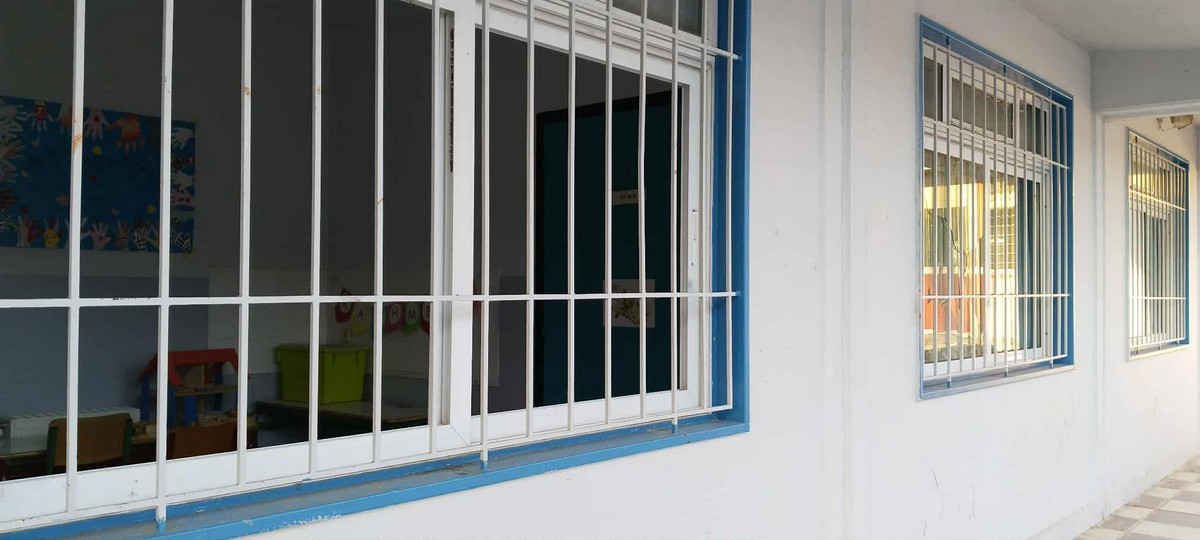 Θεσσαλονίκη: Σπασμένα τζάμια – Σπασμένα όνειρα,  ένα σχολείο στο έλεος των βανδαλισμών στα Πεύκα (ΦΩΤΟ)