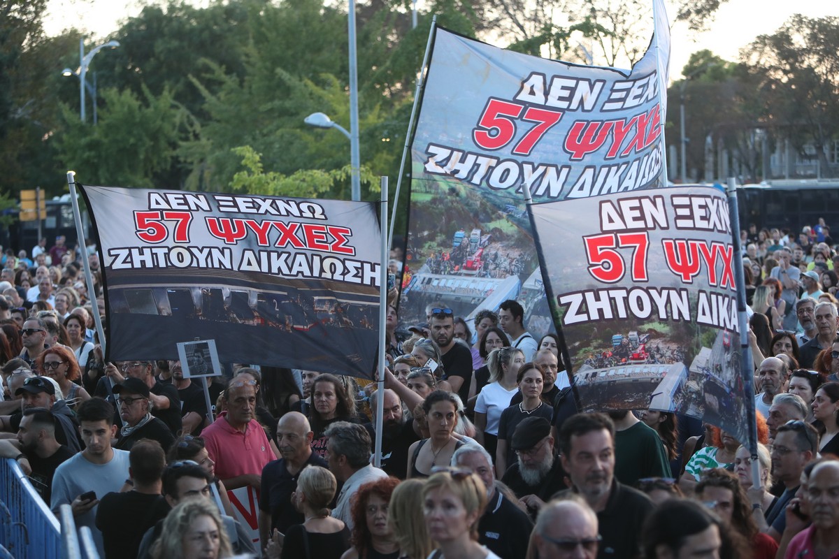 15.000 διαδηλωτές στη Θεσσαλονίκη – Τρεις συλλήψεις μετά την ένταση στο Βελλίδειο (ΦΩΤΟ-VIDEO) [ΣΥΝΕΧΗΣ ΕΝΗΜΕΡΩΣΗ]