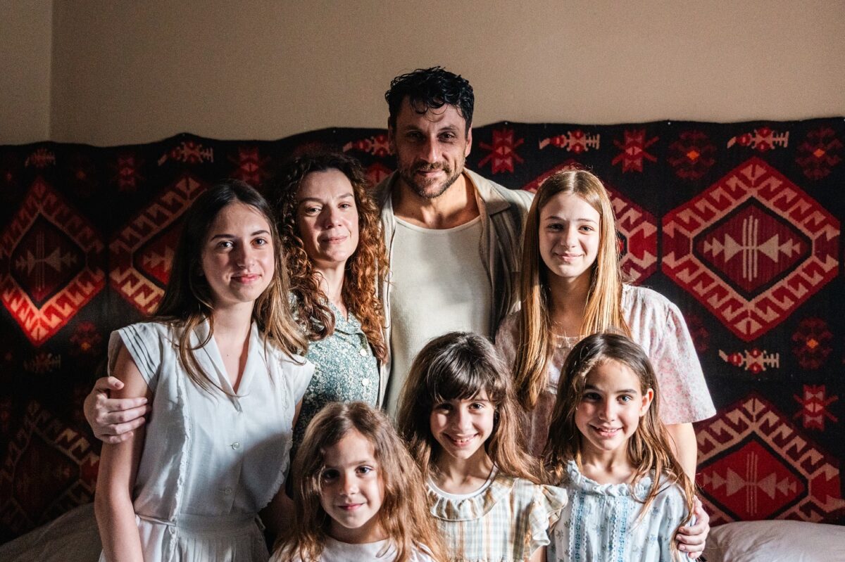 Το Σπίτι Δίπλα Στο Ποτάμι: Πέγκυ Τρικαλιώτη και Γιώργος Χρυσοστόμου δίνουν ζωή στη Θεοδώρα και τον Γεράσιμο (VIDEO)