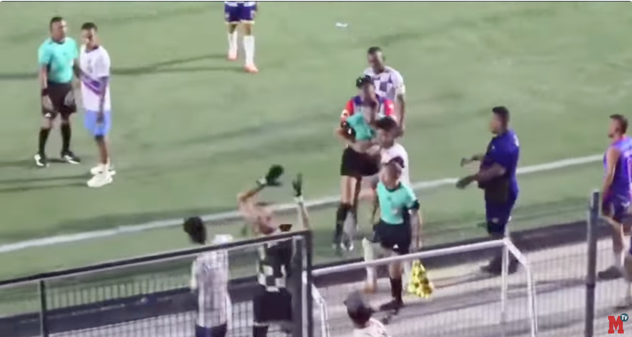 Ποδοσφαιριστής χαστούκισε γυναίκα ρέφερι στην Κολομβία (VIDEO)