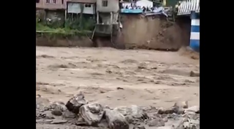 Δεκάδες νεκροί σε πλημμύρες και κατολισθήσεις στο Νεπάλ και την Ινδία (ΦΩΤΟ+VIDEO)