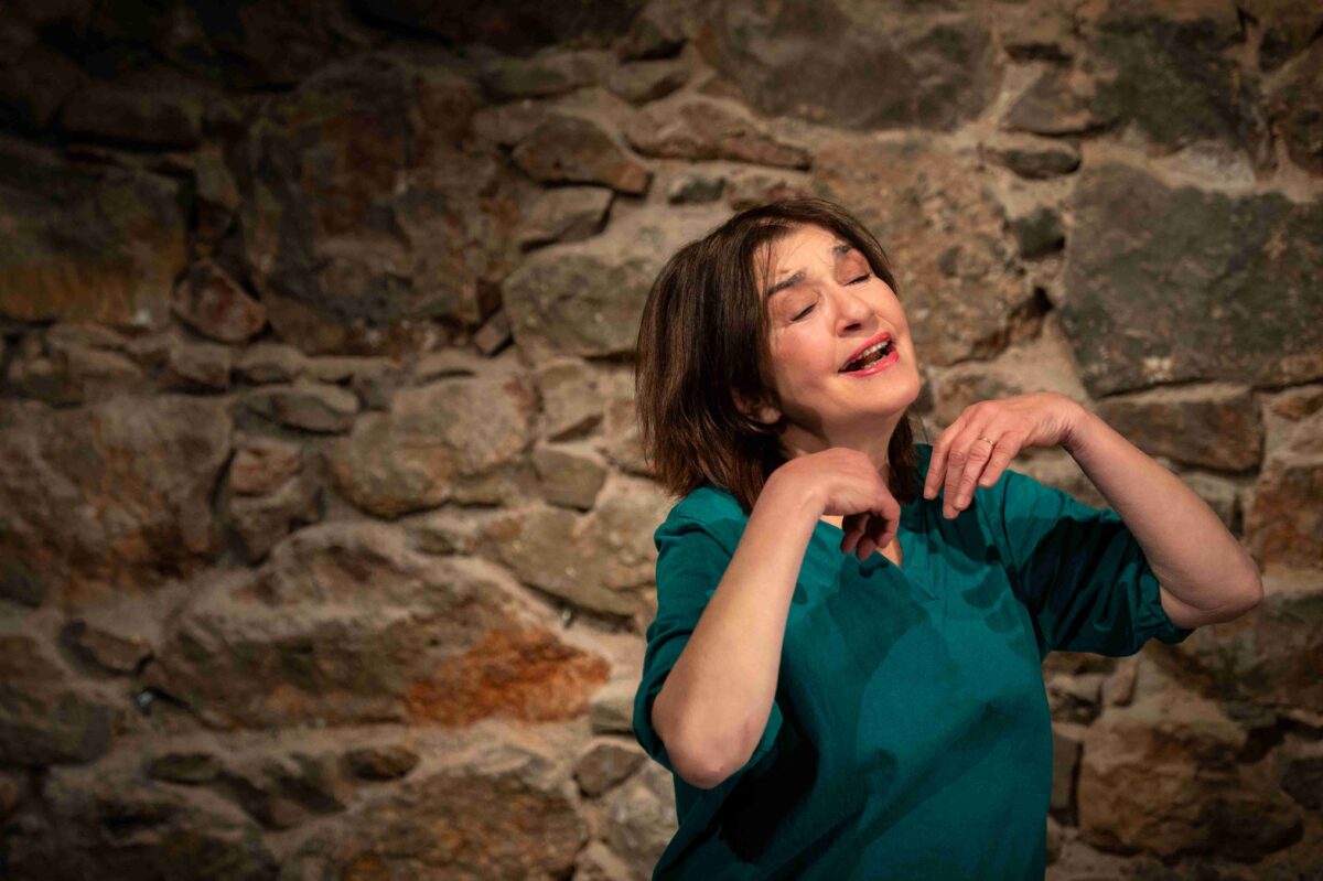 «Η Αφηγήτρια Ταινιών»: Η Κάτια Γέρου πρωταγωνιστεί στο εμβληματικό κείμενο του Hernán Rivera Letelier