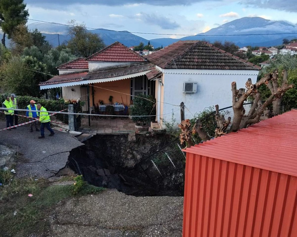 Απίστευτες εικόνες σε χωριό του Αγρινίου – Άνοιξε κρατήρας ανάμεσα σε σπίτια