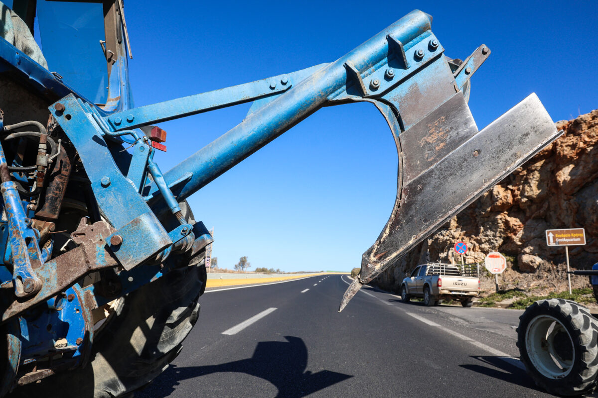Αγρότες και κτηνοτρόφοι απέκλεισαν τον ΒΟΑΚ στην Κρήτη – Ετοιμάζουν μπλόκο 10 ημερών (ΦΩΤΟ)