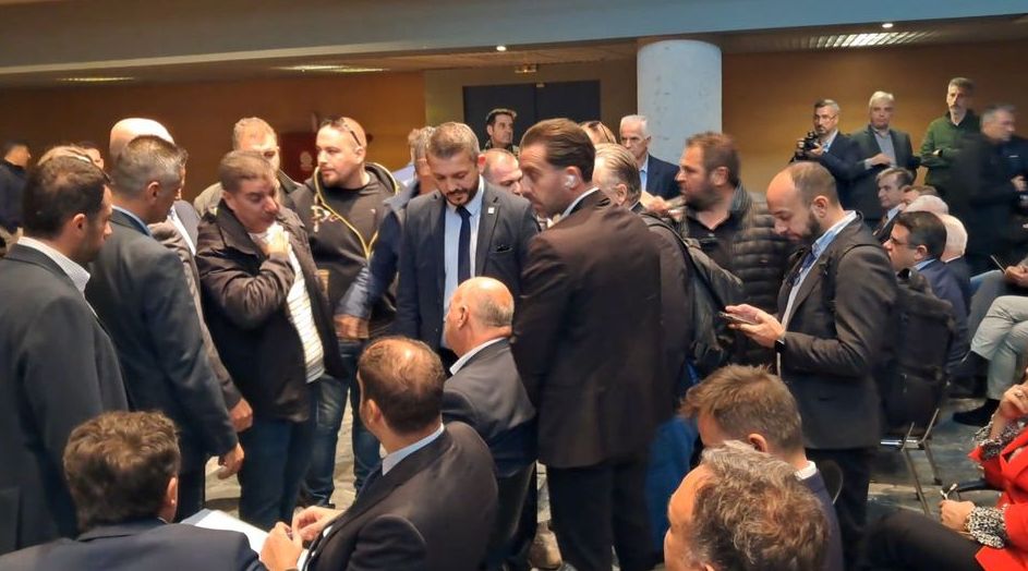 Ένταση στη Λιβαδειά με αγρότες: Περικύκλωσαν τον Κώστα Τσιάρα (VIDEO)