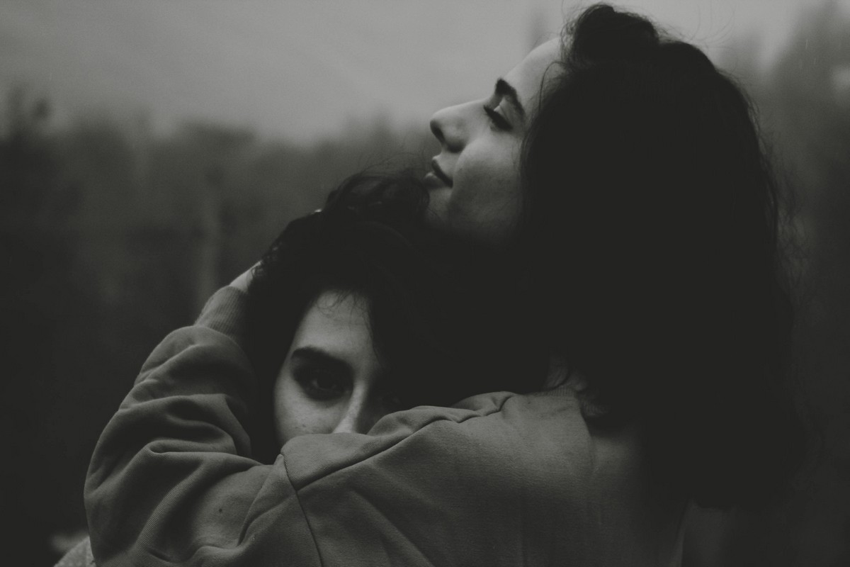 Όταν η ανασφάλεια ντύνεται αγάπη: Το ψυχολογικό πρότυπο της προσκόλλησης