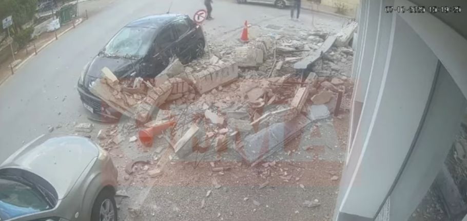 Σώθηκε από θαύμα: Η στιγμή που καταρρέει το μπαλκόνι στο Λαύριο (VIDEO)