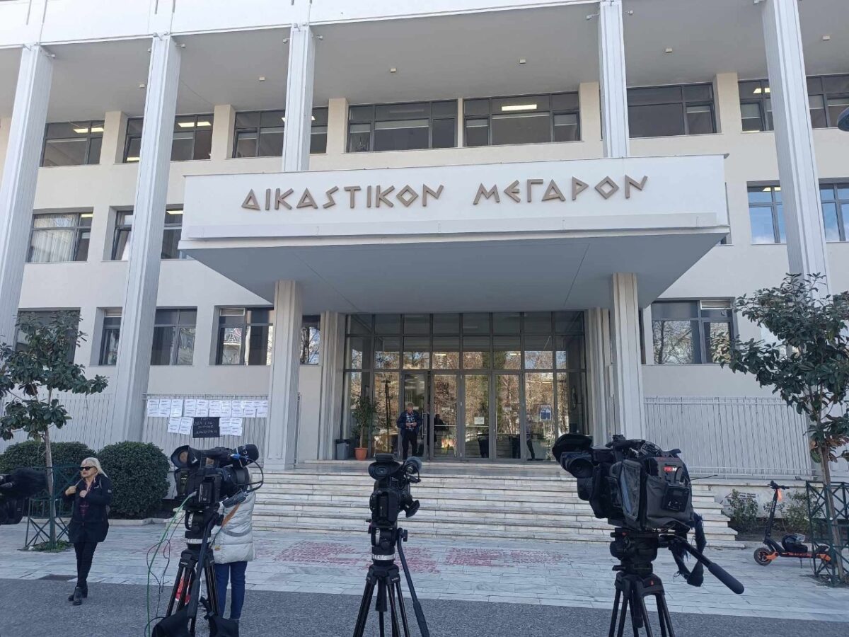 Δίκη Τέμπη: Κρατείται πολίτης που έβγαλε φωτογραφία μέσα από την αίθουσα
