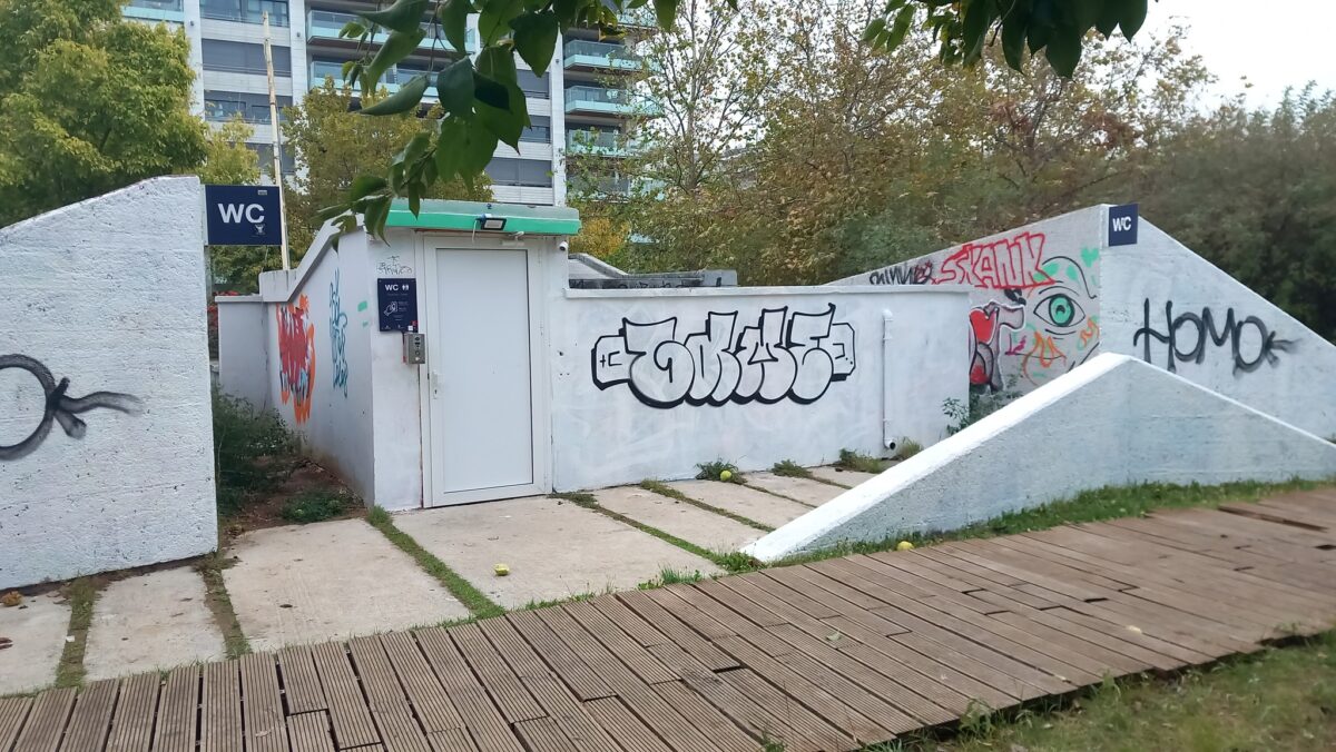 Θεσσαλονίκη: Το αντίτιμο στη δημόσια τουαλέτα στην Παραλία που μοιάζει ανολοκλήρωτη (ΦΩΤΟ)