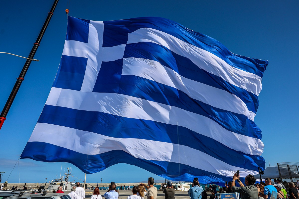 Κρήτη: Υψώθηκε σημαία με εμβαδόν 1.440 τ.μ (ΦΩΤΟ+VIDEO)