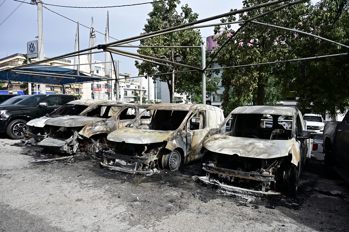 Εμπρηστική επίθεση σε αντιπροσωπεία ΙΧ στη Νέα Φιλαδέλφεια: Τρεις κουκουλοφόρους «έπιασαν» οι κάμερες (ΦΩΤΟ-VIDEO)