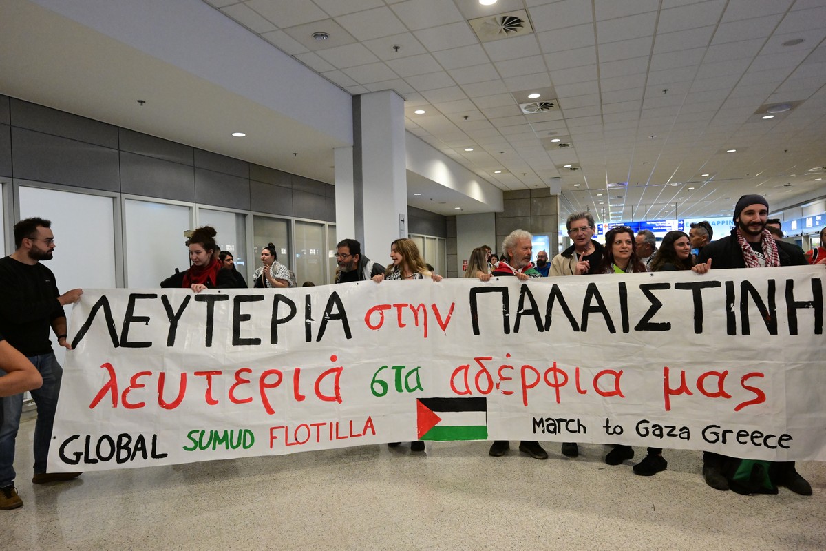 Προσγειώθηκε το αεροπλάνο με τους 27 Έλληνες του στολίσκου για τη Γάζα (ΦΩΤΟ – VIDEO)