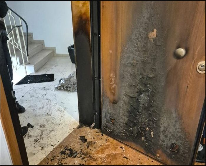 Χ. Θεοχάρης: Εμπρηστική επίθεση στο πολιτικό του γραφείο (ΦΩΤΟ)