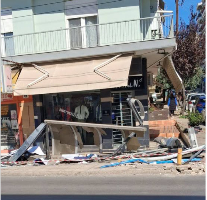 Θεσσαλονίκη: Οδηγός έπεσε πάνω σε στάση λεωφορείου στον Εύοσμο (ΦΩΤΟ)