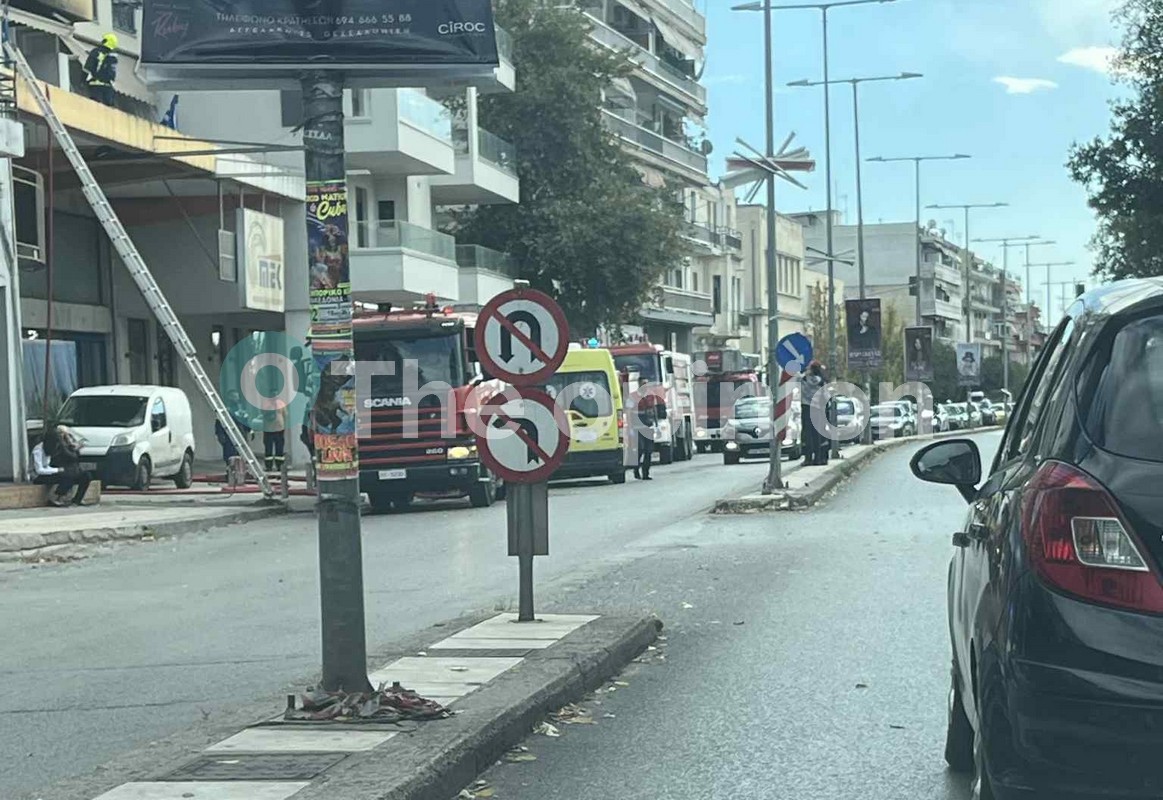 Φωτιά σε διαμέρισμα στη Θεσσαλονίκη: Νεκρή η γυναίκα που ανασύρθηκε χωρίς αισθήσεις από κλιμακοστάσιο (ΦΩΤΟ)