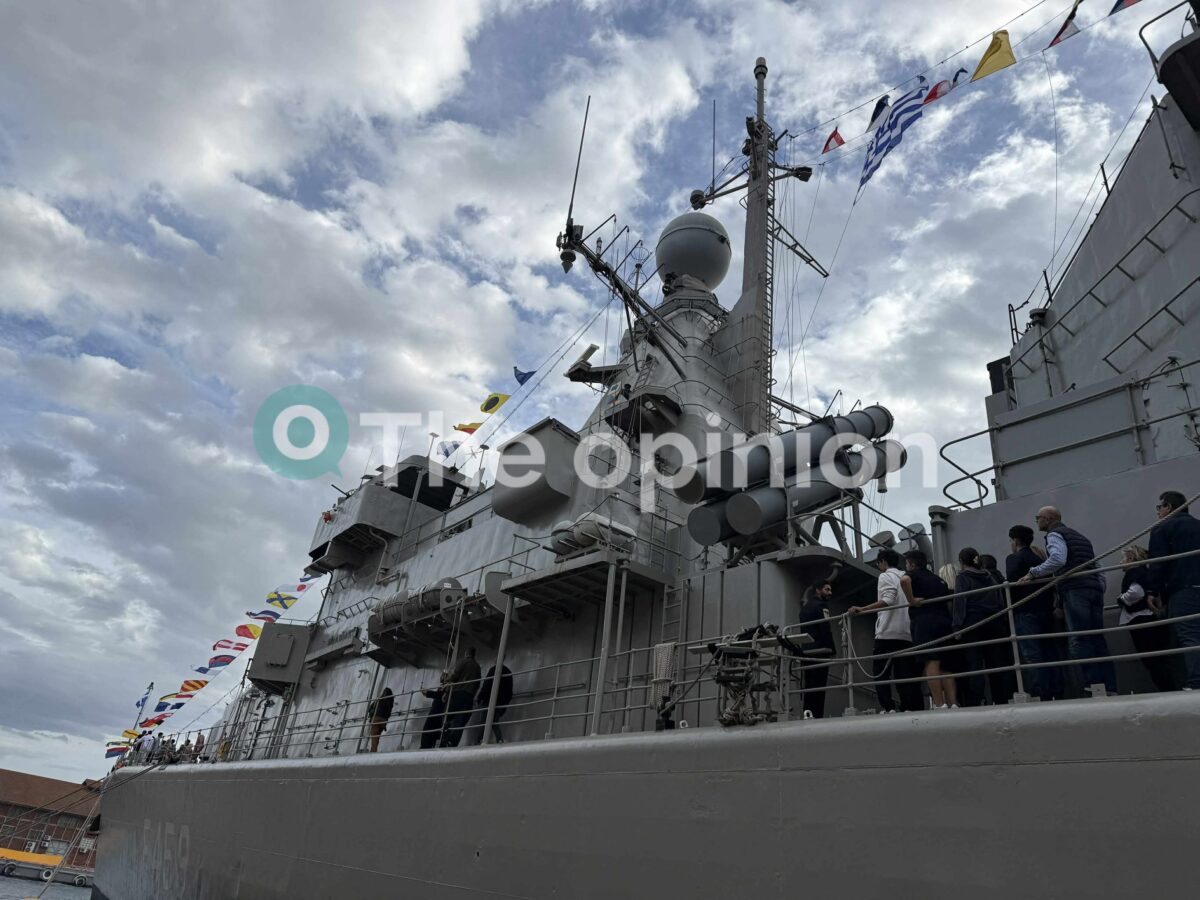 Κατέπλευσε στην Θεσσαλονίκη η φρεγάτα «Αδριας» – Αξιωματικοί του Πολεμικού Ναυτικού ως ξεναγοί (ΦΩΤΟ)