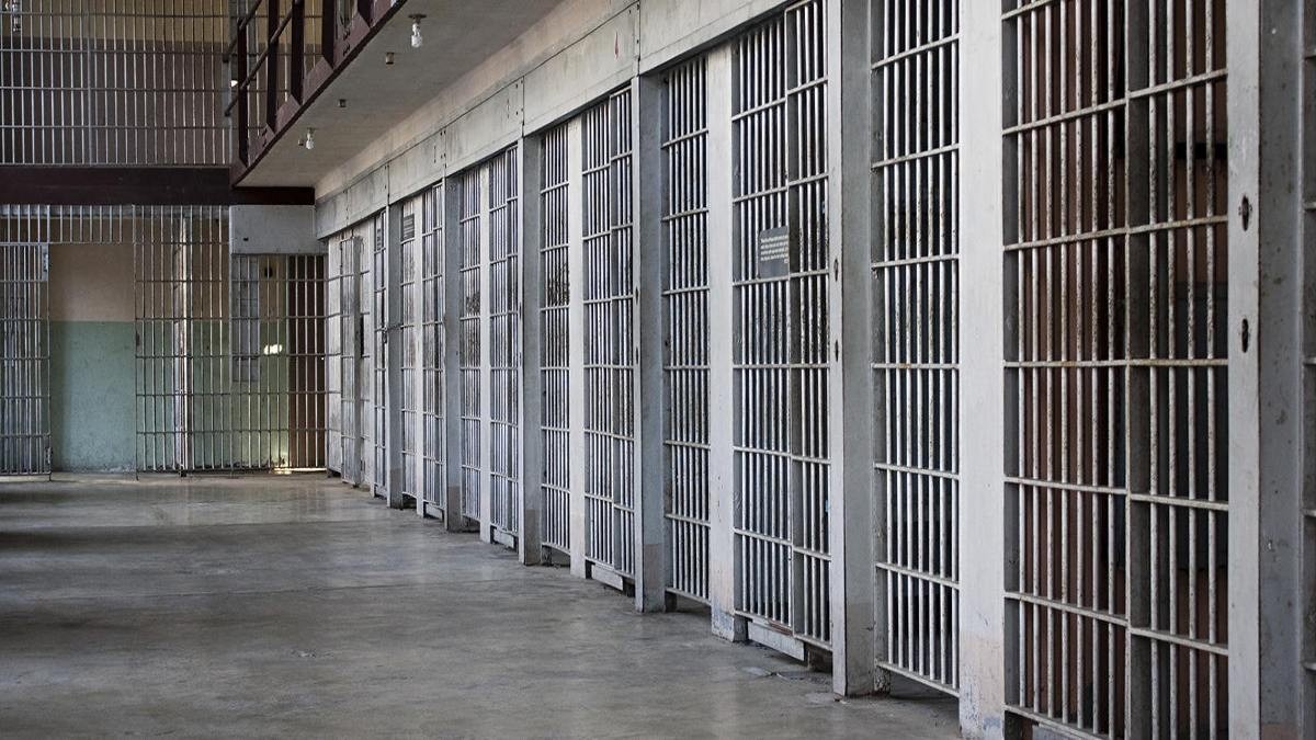 Από τις αίθουσες των μεγάρων, στα κελιά των… φυλακών