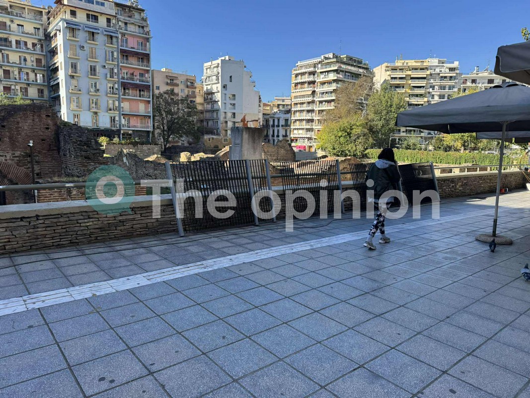 Παρελθόν τα κάγκελα από την πλατεία Ναυαρίνου (ΦΩΤΟ – VIDEO)