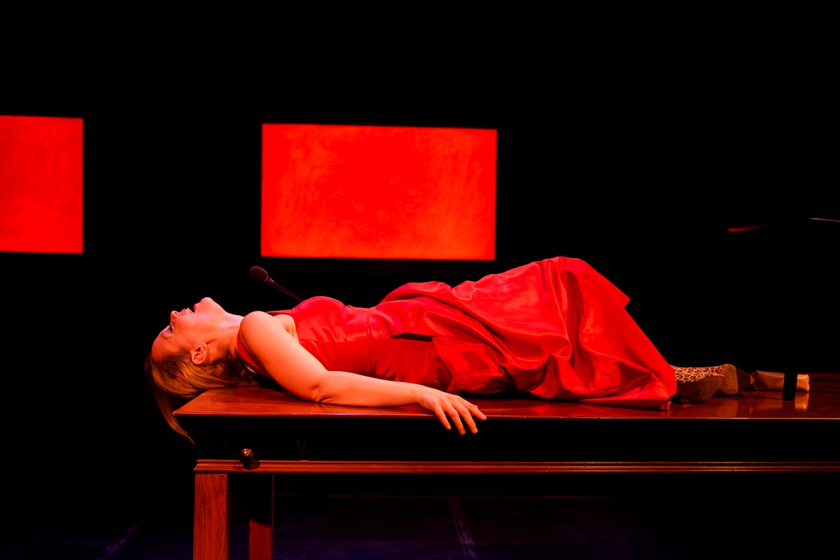 Prima Facie: Το έργο-φαινόμενο της Suzie Miller στο Θέατρο Κολοσσαίον (ΦΩΤΟ)