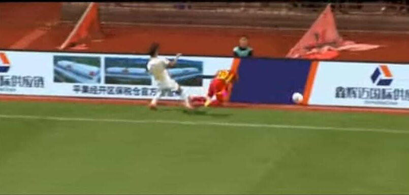 Φρικτός τραυματισμός στην Κίνα – Ποδοσφαιριστής κινδυνεύει να μείνει παράλυτος (VIDEO)