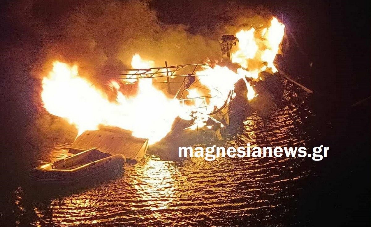 Αλόννησος: Ιστιοπλοϊκό τυλίχθηκε στις φλόγες (VIDEO)