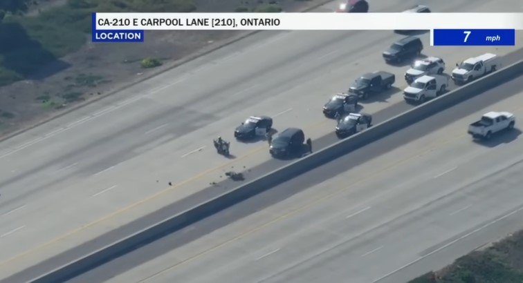 Απίστευτο βίντεο από… κινηματογραφική καταδίωξη στις ΗΠΑ: Αστυνομικός εκτός υπηρεσίας πέταξε στον αέρα μηχανή – Ο αναβάτης της είχε σκοτώσει συνάδελφό του