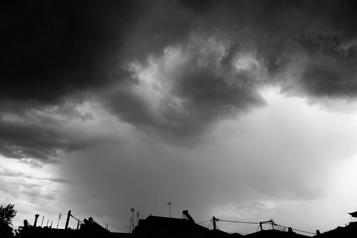 Κακοκαιρία προ των πυλών: Βροχές και θυελλώδεις άνεμοι