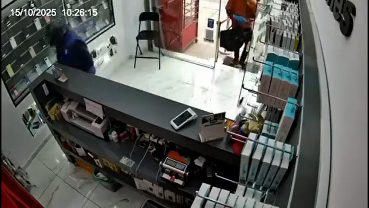 Ληστεία στην Σταυρούπολη: Απείλησαν την υπάλληλο με όπλο – Καρέ καρέ οι κινήσεις των δραστών (VIDEO)