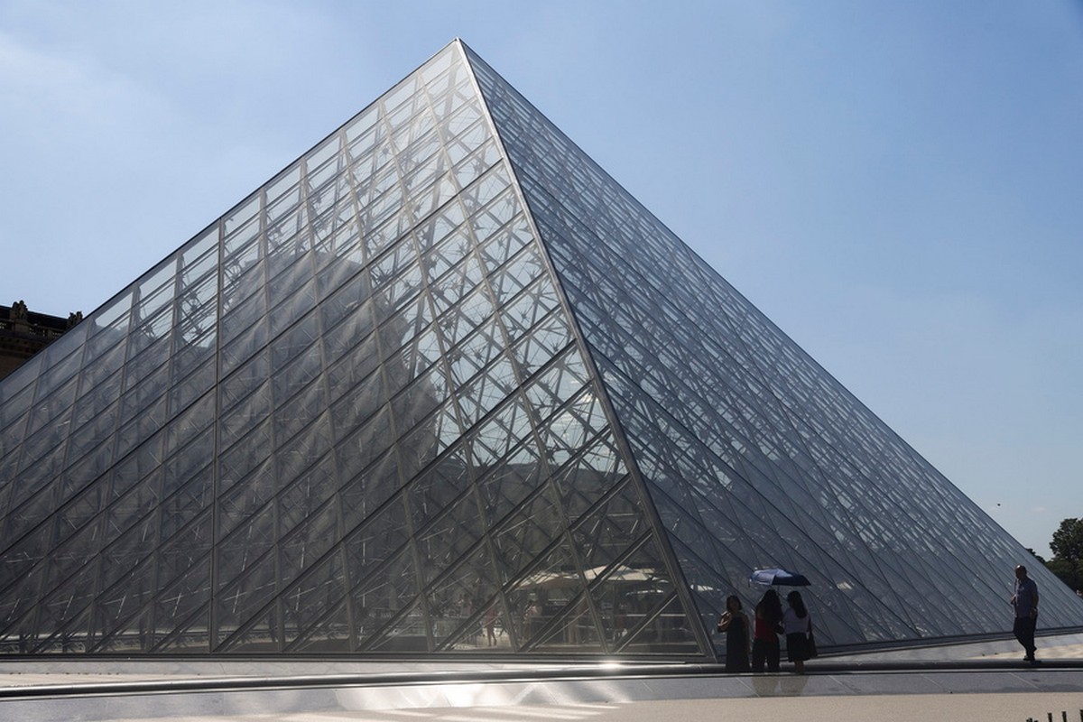 Viral φάρσα στο Λούβρο: TikToker κρέμασαν το δικό τους πορτρέτο δίπλα στη Μόνα Λίζα (VIDEO)