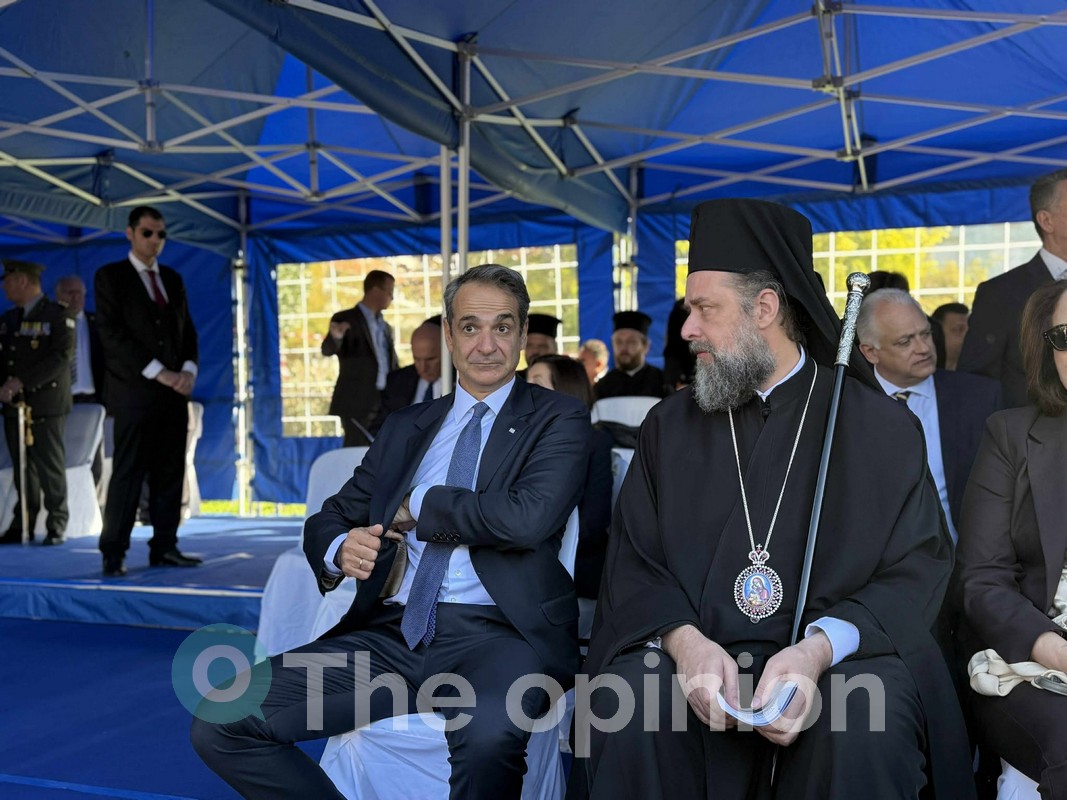 Τασούλας, Μητσοτάκης και Δένδιας στην εξέδρα των επισήμων – Ποιοι εκπροσώπησαν τα κόμματα (ΦΩΤΟ)