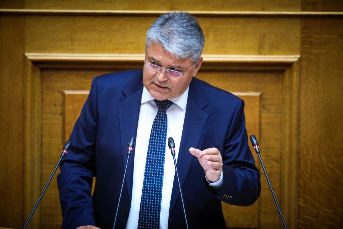 Νατσιός: «Εσείς είστε οι νεκροθάφτες της εθνικής μνήμης» (VIDEO)