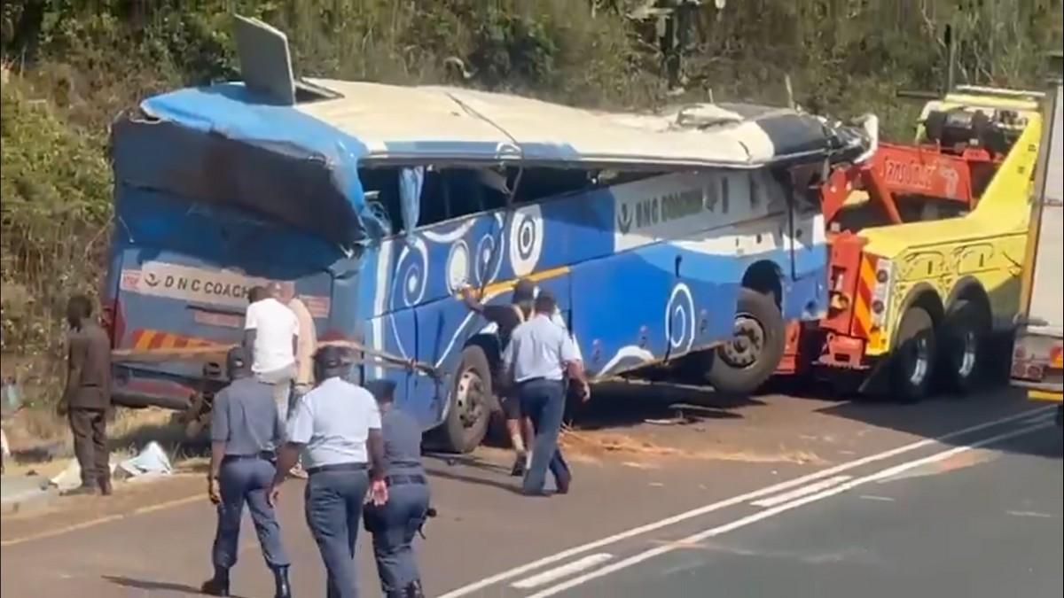 Νότια Αφρική: Λεωφορείο έπεσε σε χαράδρα – Τουλάχιστον 42 νεκροί (ΦΩΤΟ+VIDEO)