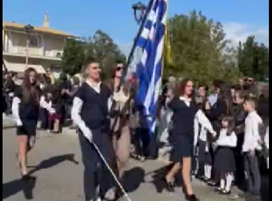 Αγρίνιο: Συγκίνηση για τον τυφλό σημαιοφόρο στη μαθητική παρέλαση της 28ης Οκτωβρίου (ΦΩΤΟ-VIDEO)
