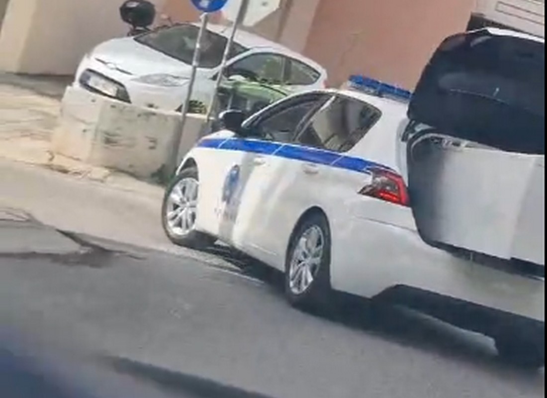 Περιπολικό σε… ρόλο μεταφορικής κουβαλά ψυγείο στο πορτ μπαγκάζ (VIDEO)