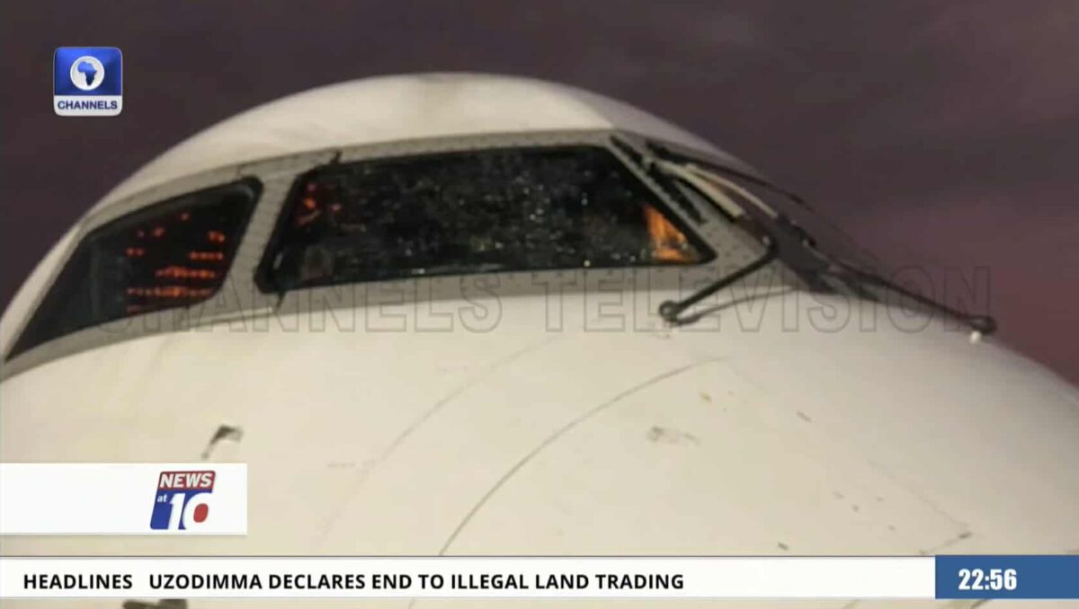 Σοκ για διεθνή ποδοσφαιρική ομάδα – Ρωγμή στο παρμπρίζ ανάγκασε το αεροπλάνο σε αναγκαστική προσγείωση (VIDEO)